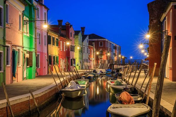 Jaynes Gallery 아티스트의 Europe-Italy-Venice-Blue hour on canal in Burano작품입니다.